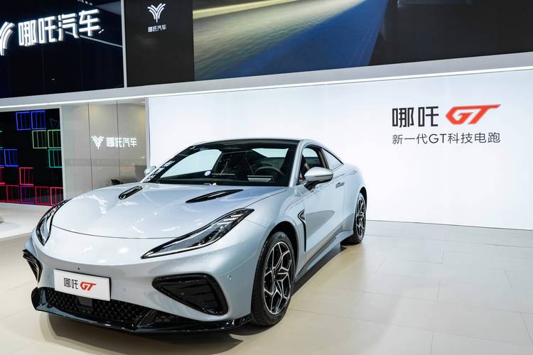 成都130哪吒汽车在智能汽车领域的表现，领途汽车在新能源汽车市场中的影响力